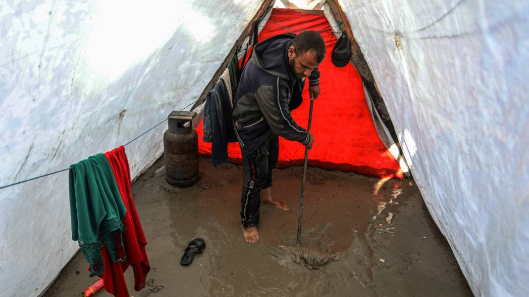 Gazze’de üç günlük yağış, Filistinlilerin çadırlarını su altında bıraktı 11